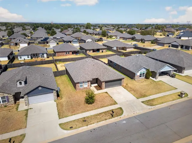 Photo 4 — 11009 NW 99th Street, Yukon, OK 73099