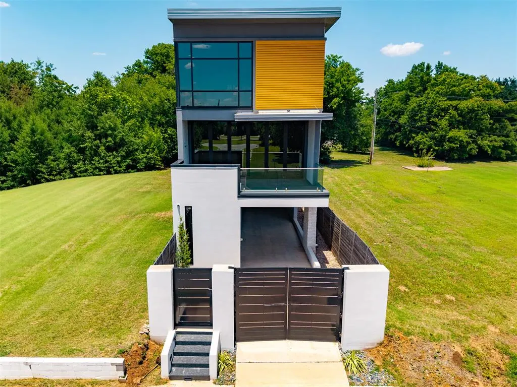 Photo 5 — 619 NE 5th Street, Oklahoma City, OK 73104