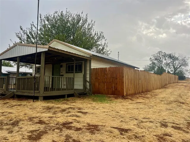 Photo 2 — 802 N 7th Street, Sayre, OK 73662