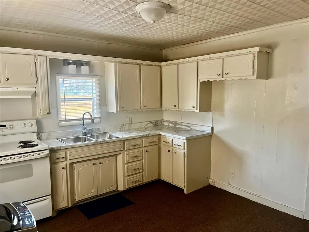 Photo 6 — 802 N 7th Street, Sayre, OK 73662