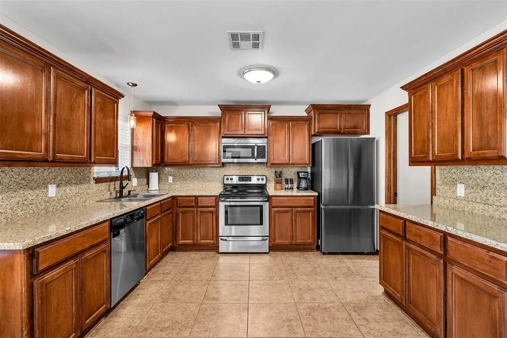 Photo 9 — 905 Mulberry Lane, El Reno, OK 73036