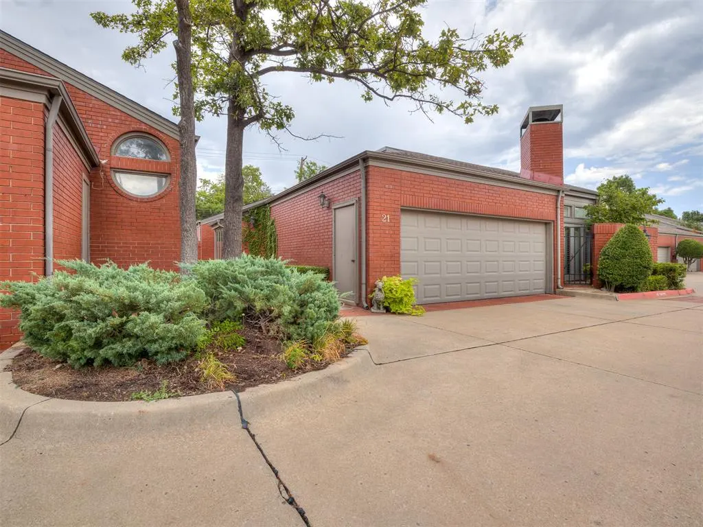 Front exterior — 2825 NW Grand Boulevard 21, Oklahoma City, OK 73116
