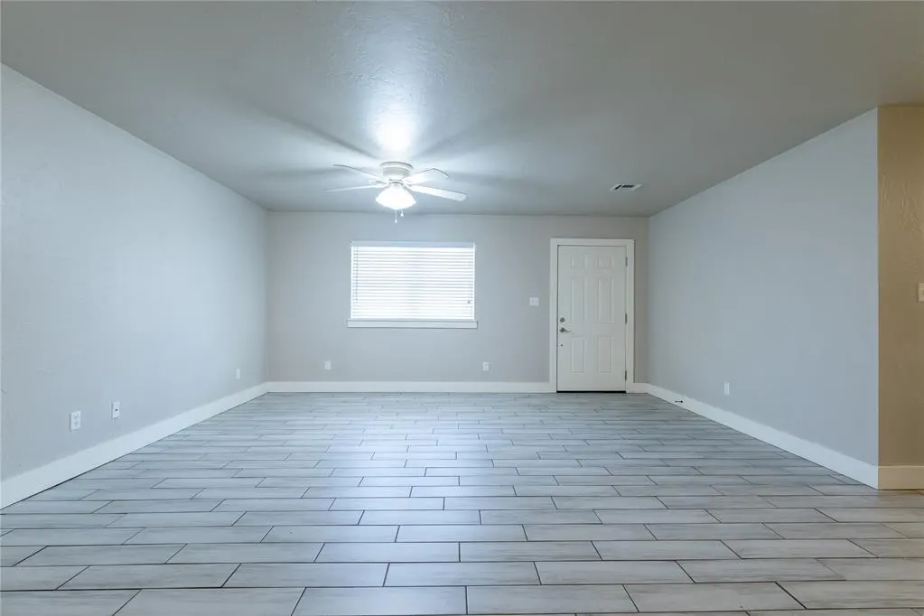 Photo 2 — 410 Hoover Circle, Elk City, OK 73644