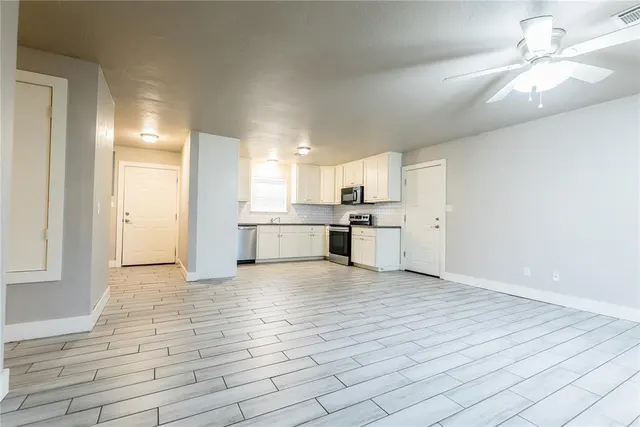 Photo 4 — 410 Hoover Circle, Elk City, OK 73644