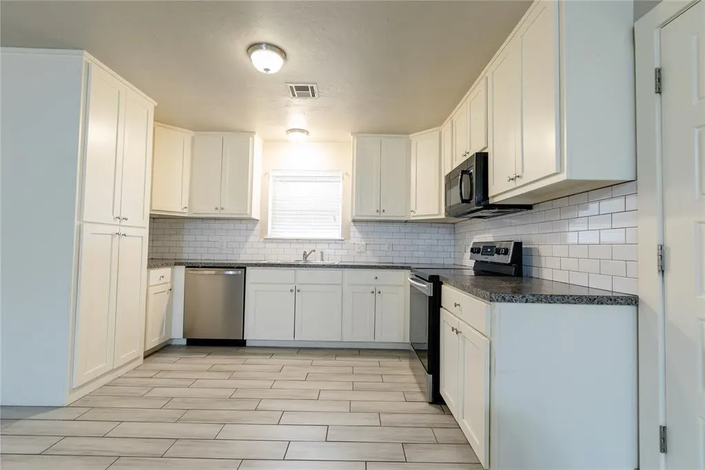 Photo 5 — 410 Hoover Circle, Elk City, OK 73644