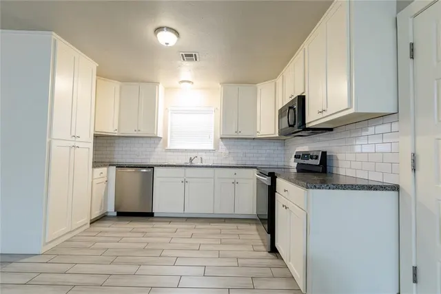 Photo 5 — 410 Hoover Circle, Elk City, OK 73644
