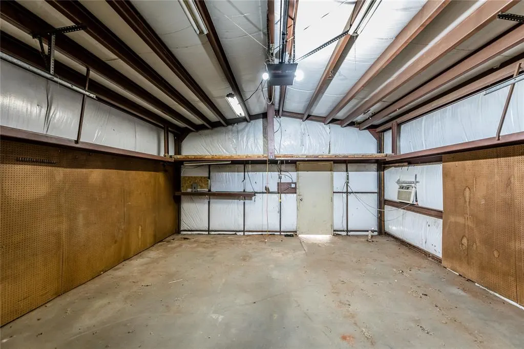 Photo 14 — 410 Hoover Circle, Elk City, OK 73644