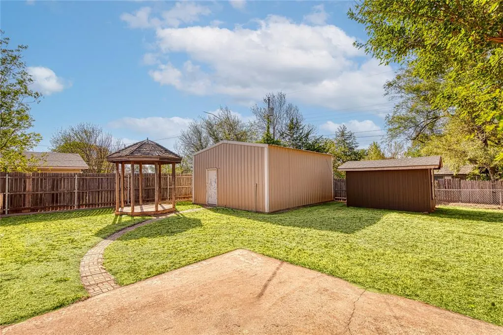 Photo 16 — 410 Hoover Circle, Elk City, OK 73644