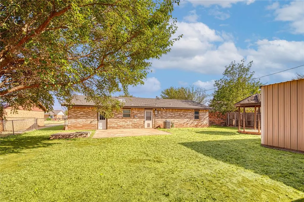 Photo 17 — 410 Hoover Circle, Elk City, OK 73644