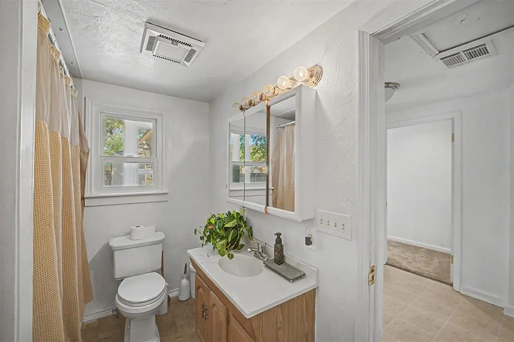 Photo 9 — 218 W Adams Street, Crescent, OK 73028