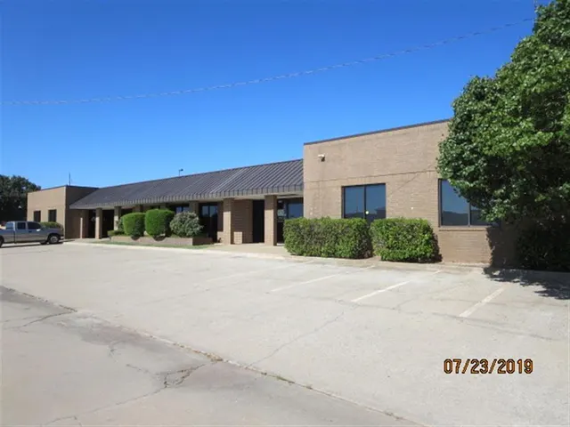 Photo 3 — 11102 STRATFORD Drive, Oklahoma City, OK 73120