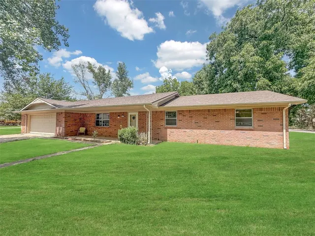 Photo 2 — 117 E 4th Street, Erick, OK 73645