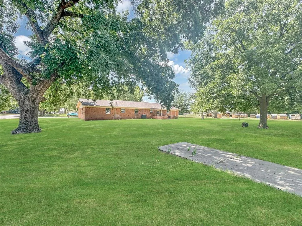 Photo 33 — 117 E 4th Street, Erick, OK 73645