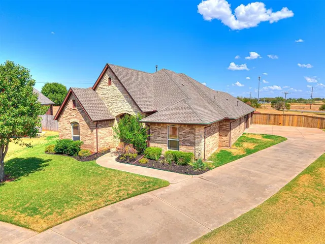 Photo 2 — 2923 SE 5th Street, Moore, OK 73160