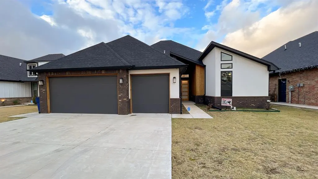 Front exterior — 621 E Barajas Terrace, Mustang, OK 73064