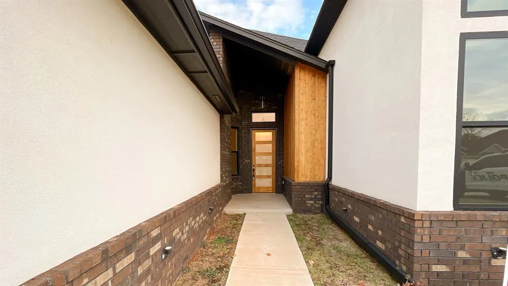 Photo 4 — 621 E Barajas Terrace, Mustang, OK 73064