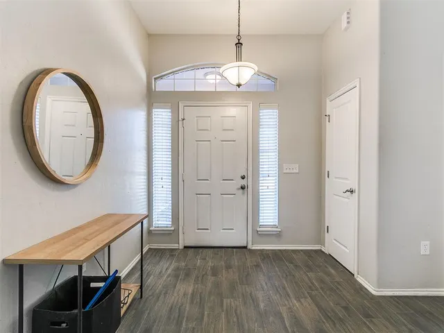 Photo 2 — 712 Wall Circle, Oklahoma City, OK 73160