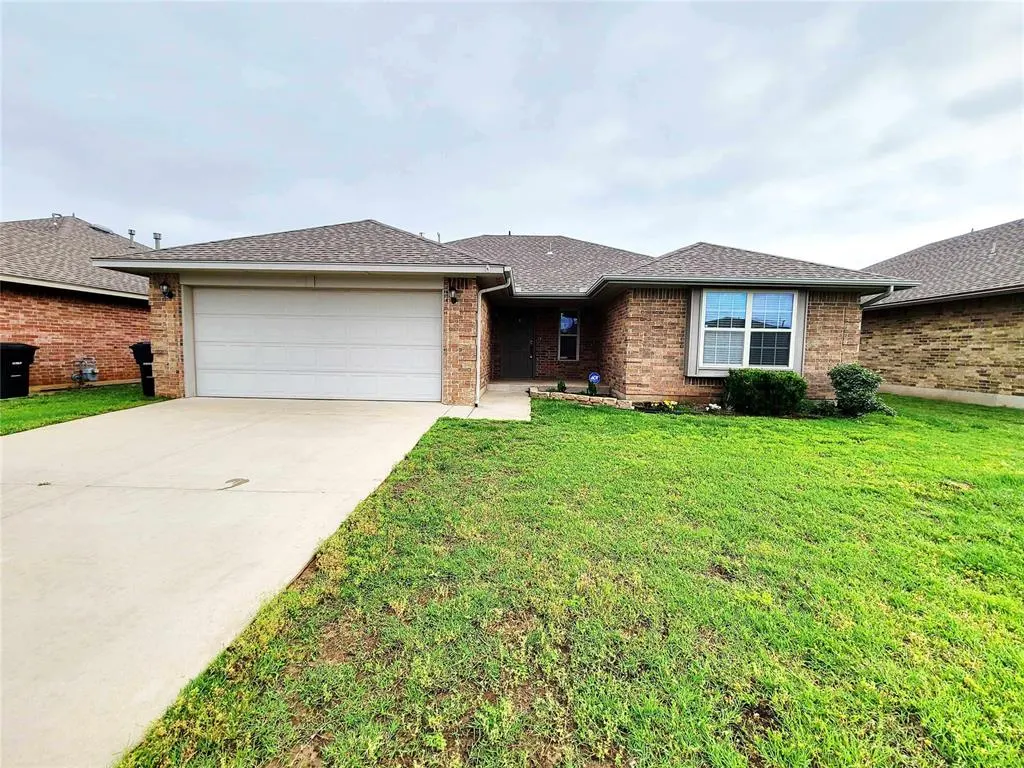 Front exterior — 621 Apple Tree Lane, Moore, OK 73160