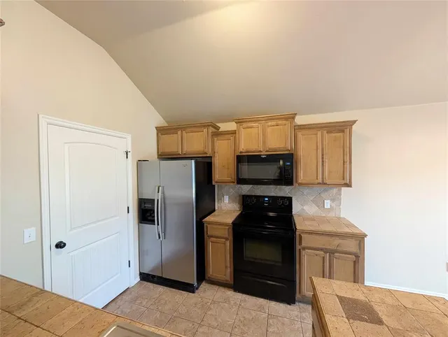 Photo 6 — 621 Apple Tree Lane, Moore, OK 73160