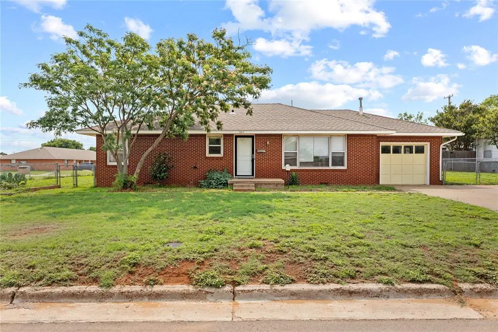 Front exterior — 1009 N Illinois Street, Weatherford, OK 73096