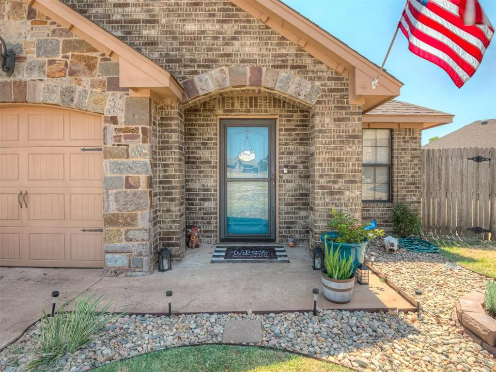 Photo 2 — 958 Cotswold Court, Blanchard, OK 73010