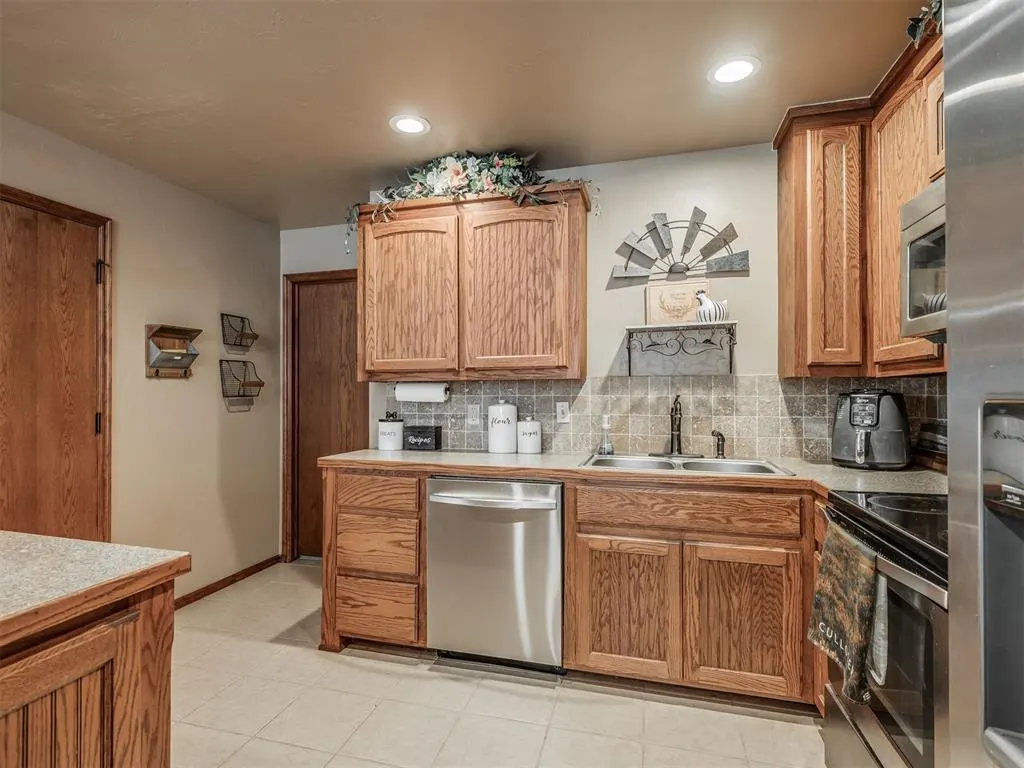 Photo 10 — 958 Cotswold Court, Blanchard, OK 73010