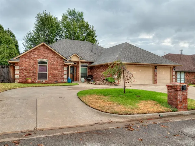 Photo 2 — 308 Tumbleweed Road, Yukon, OK 73099