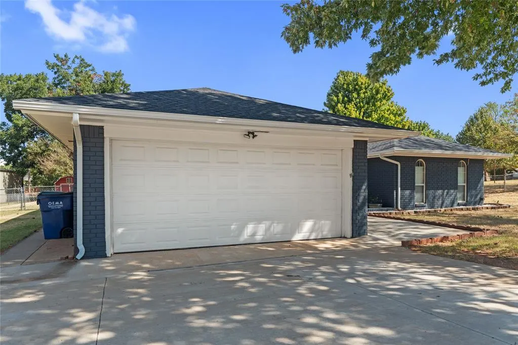 Photo 2 — 1821 W Cedar Ridge Drive, Mustang, OK 73064