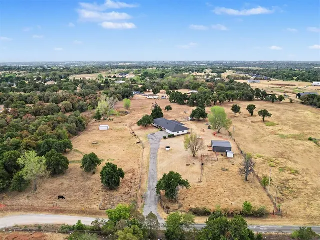 Photo 2 — 780 Pinewood Lane, Blanchard, OK 73010