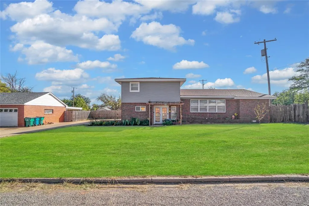 Front exterior — 110 E Hillcrest Lane, Hobart, OK 73651