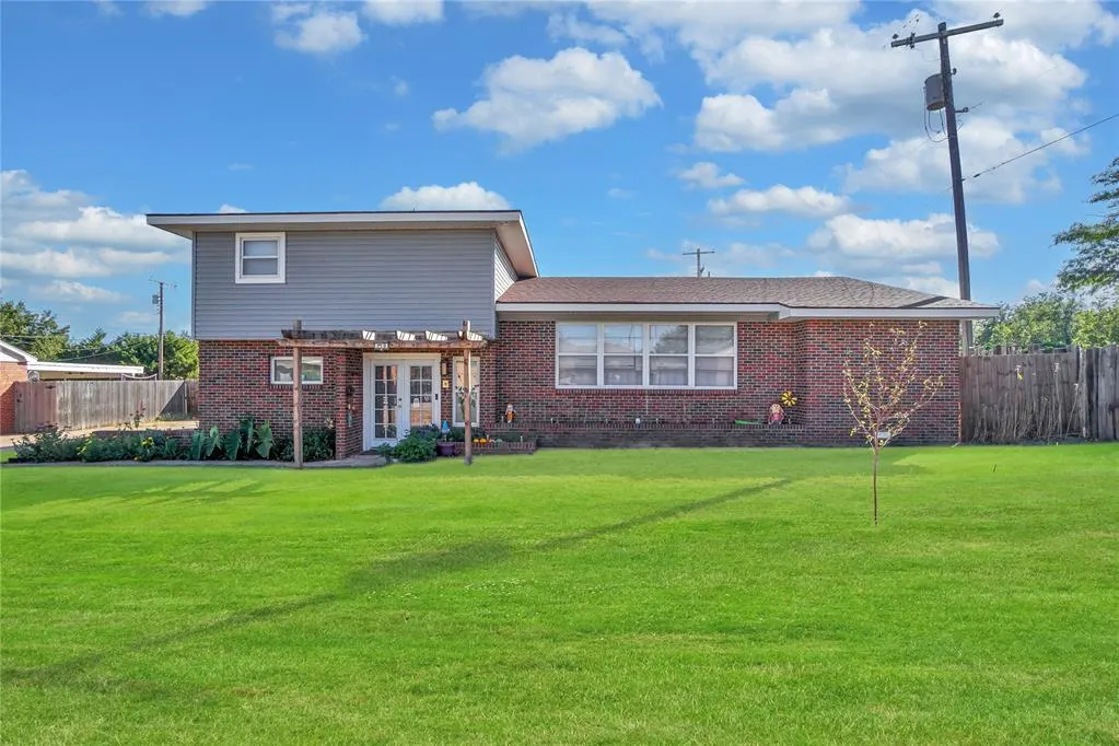 Photo 2 — 110 E Hillcrest Lane, Hobart, OK 73651