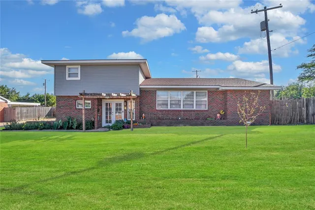 Photo 2 — 110 E Hillcrest Lane, Hobart, OK 73651