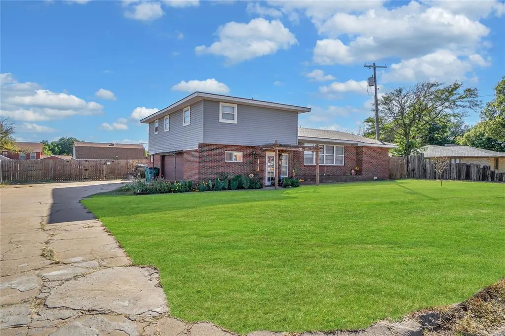 Photo 3 — 110 E Hillcrest Lane, Hobart, OK 73651