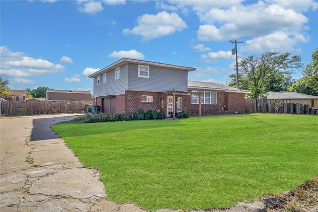 Photo 3 — 110 E Hillcrest Lane, Hobart, OK 73651