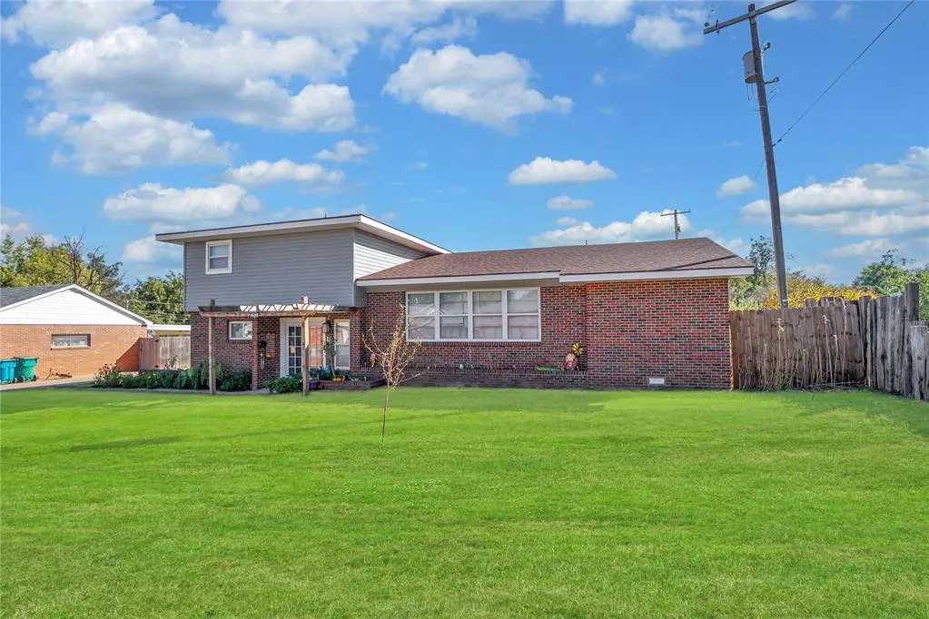 Photo 4 — 110 E Hillcrest Lane, Hobart, OK 73651