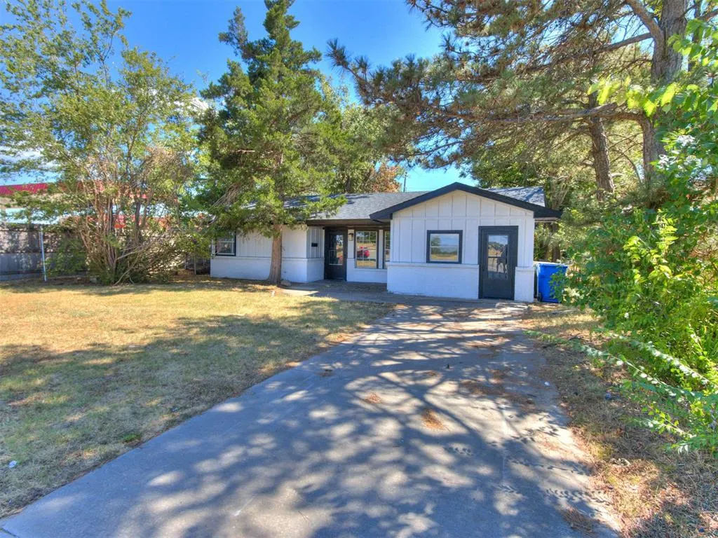 Front exterior — 904 W Robinson Street, Norman, OK 73069