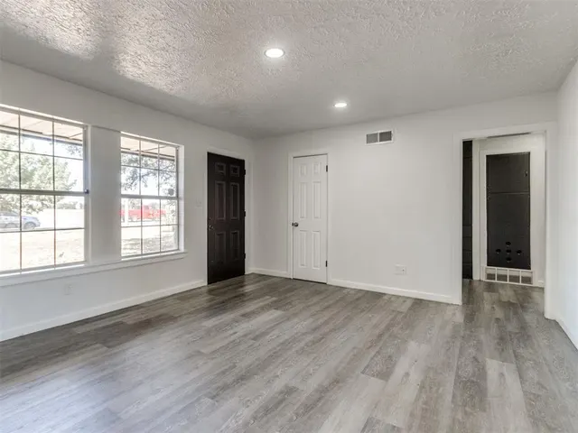 Photo 3 — 904 W Robinson Street, Norman, OK 73069