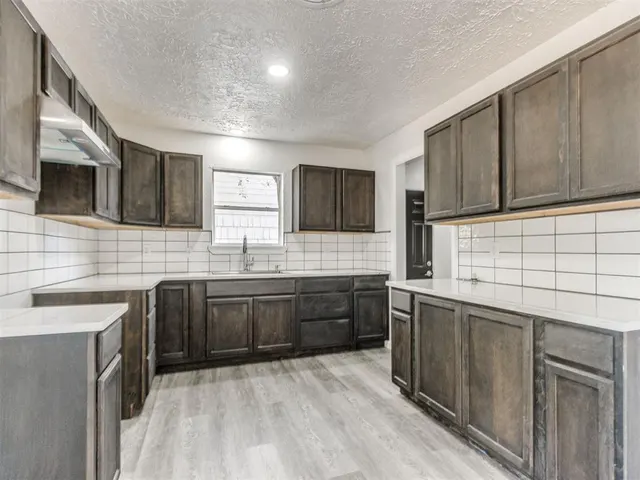 Photo 7 — 904 W Robinson Street, Norman, OK 73069