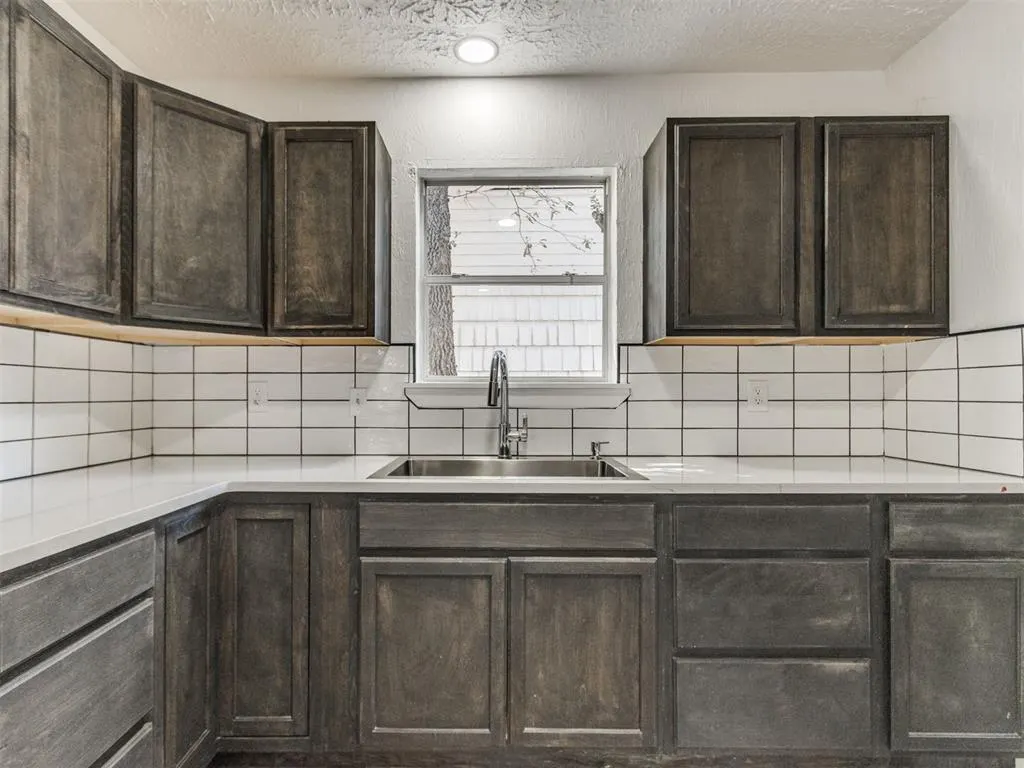 Photo 9 — 904 W Robinson Street, Norman, OK 73069