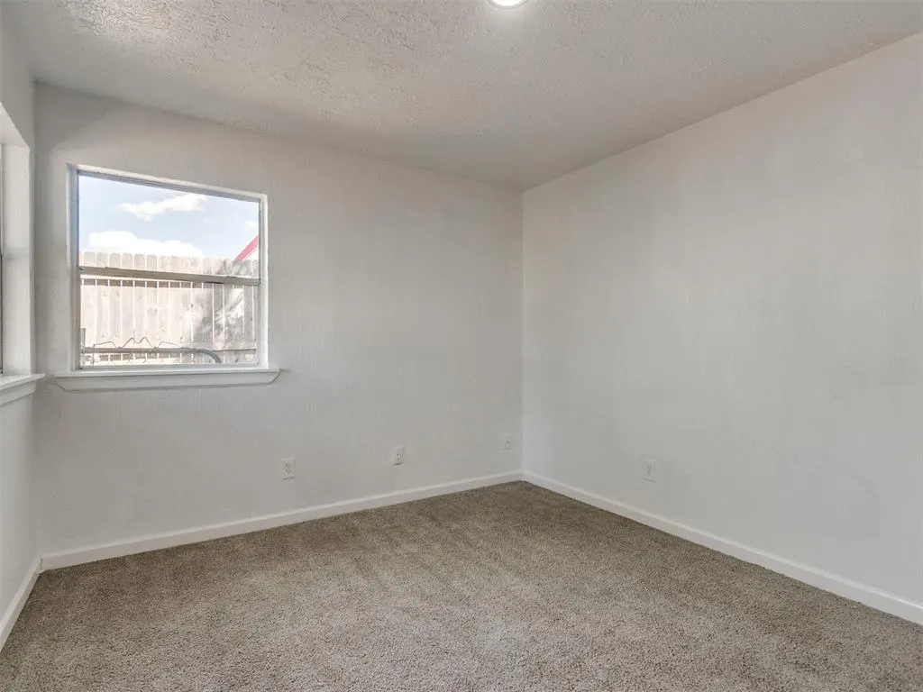 Photo 13 — 904 W Robinson Street, Norman, OK 73069