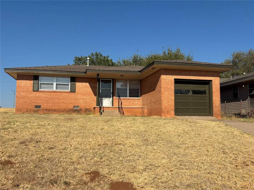 Front exterior — 700 N 5th Street, Clinton, OK 73601