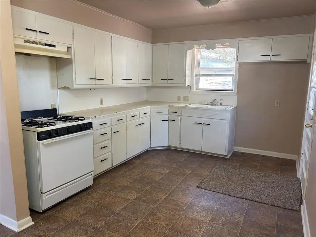 Photo 3 — 700 N 5th Street, Clinton, OK 73601