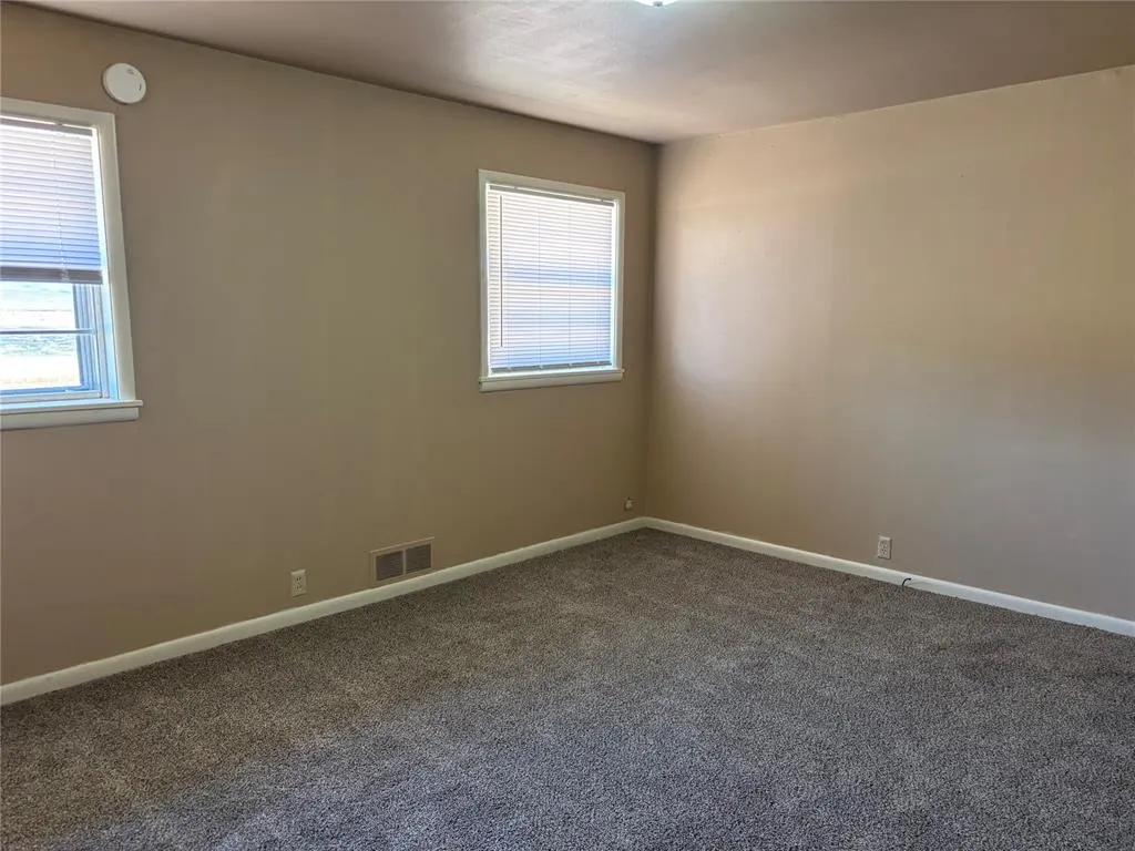 Photo 5 — 700 N 5th Street, Clinton, OK 73601