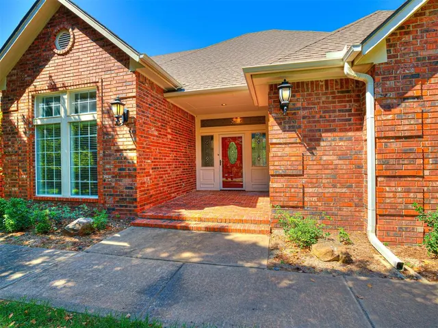 Photo 7 — 8925 Oakmont Drive, Oklahoma City, OK 73131
