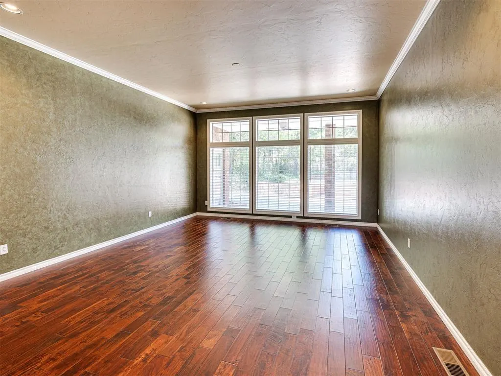 Photo 10 — 8925 Oakmont Drive, Oklahoma City, OK 73131
