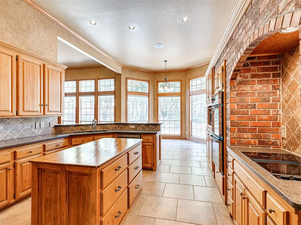 Photo 14 — 8925 Oakmont Drive, Oklahoma City, OK 73131