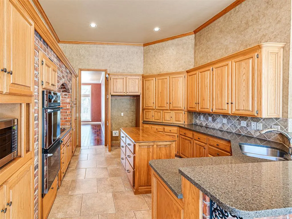 Photo 19 — 8925 Oakmont Drive, Oklahoma City, OK 73131
