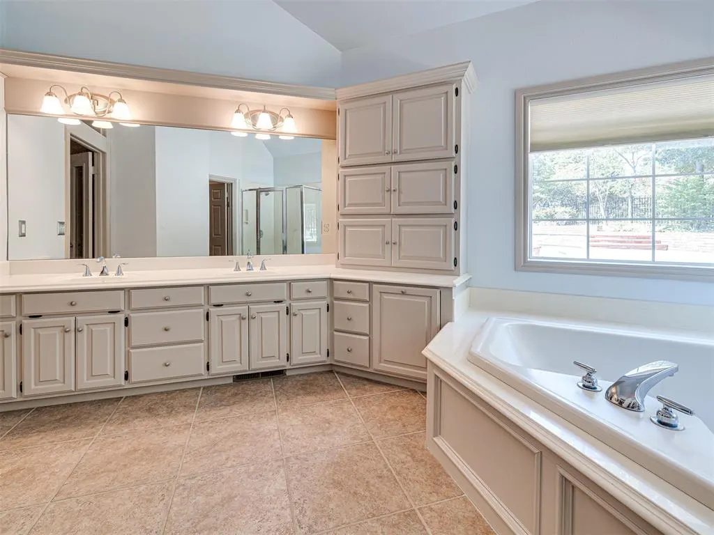 Photo 23 — 8925 Oakmont Drive, Oklahoma City, OK 73131