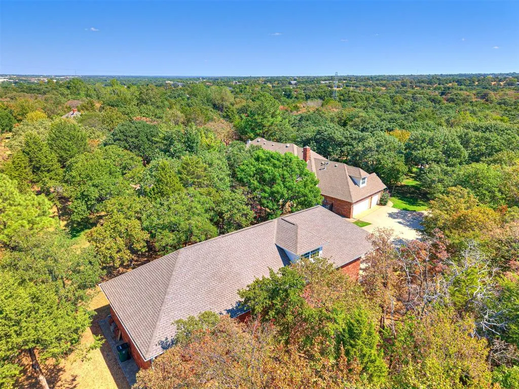 Photo 3 — 8925 Oakmont Drive, Oklahoma City, OK 73131