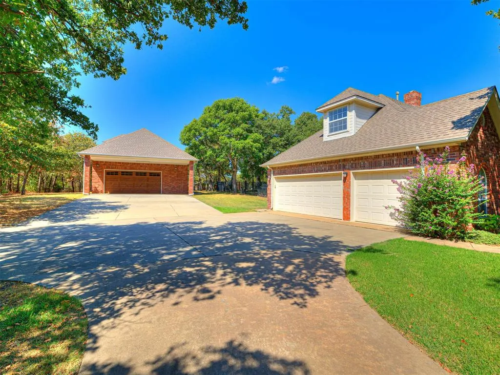 Photo 4 — 8925 Oakmont Drive, Oklahoma City, OK 73131